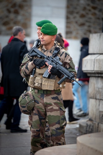 Un soldat de l'opération Sentinelle armé