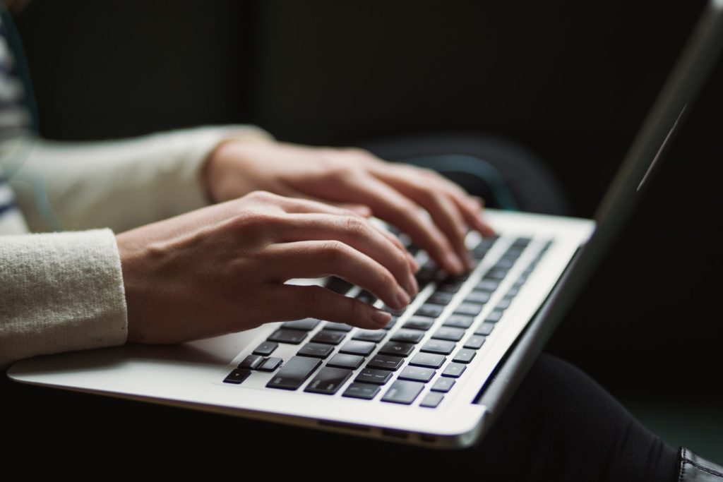 Une femme manipulant un clavier d'ordinateur