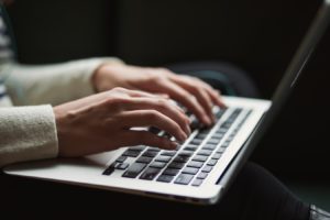 Une femme manipulant un clavier d'ordinateur