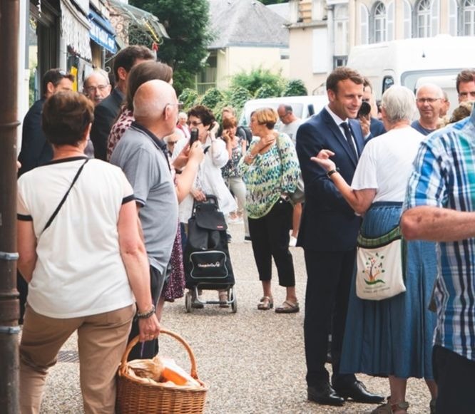 Emmanuel Macron dans les rues de Bormes-les-Mimosas