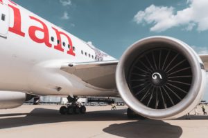 Un avion posé dans un aéroport