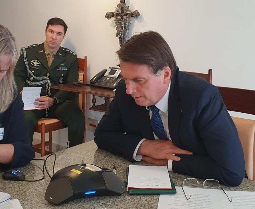 Brésil : le président Jair Bolsonaro décide de se passer du stylo Bic français