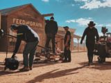 Sur le lieu de tournage d'un film western.