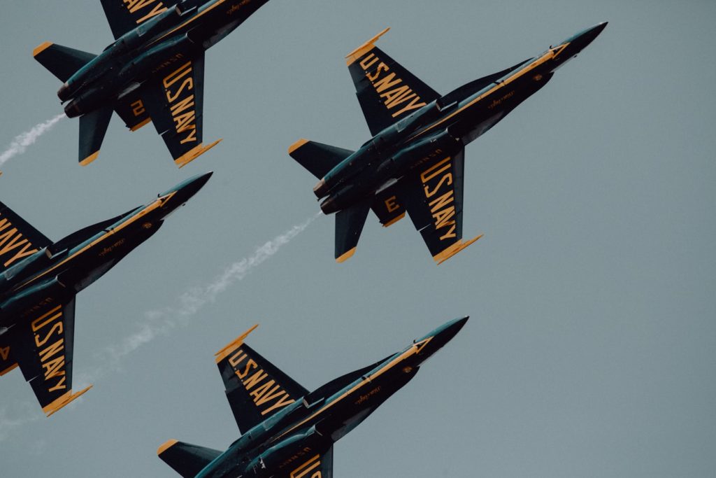 Une patrouille d'avions de l'US Navy dans le ciel.