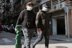 Deux jeunes gens ayant porté des masques dans une rue de Macau, région autonome de la côte sud de la Chine continentale, dans le delta de la rivière des Perles, en face de Hong Kong.