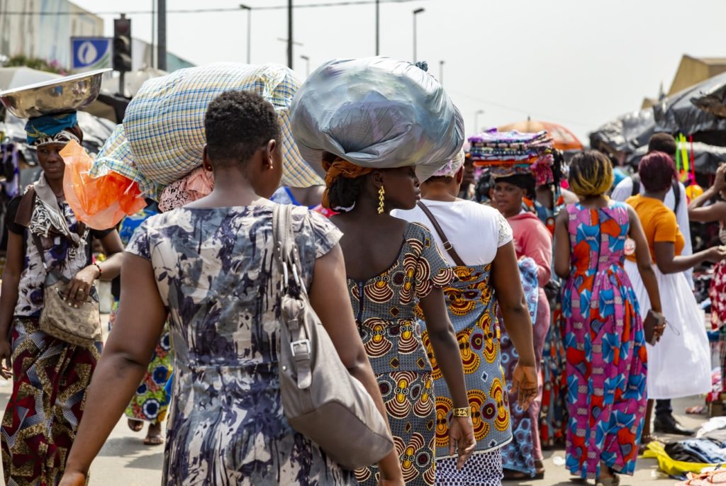 Des femmes circulant dans le Black Market d'Adjamé à Abidjan, en Côte d'Ivoire.