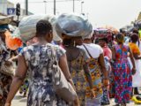 Des femmes circulant dans le Black Market d'Adjamé à Abidjan, en Côte d'Ivoire.