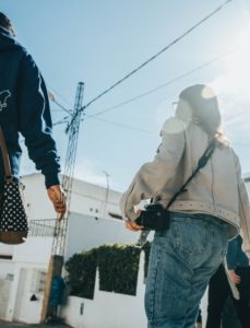 Deux jeunes femmes tunisiens dans les rues de Tunis.