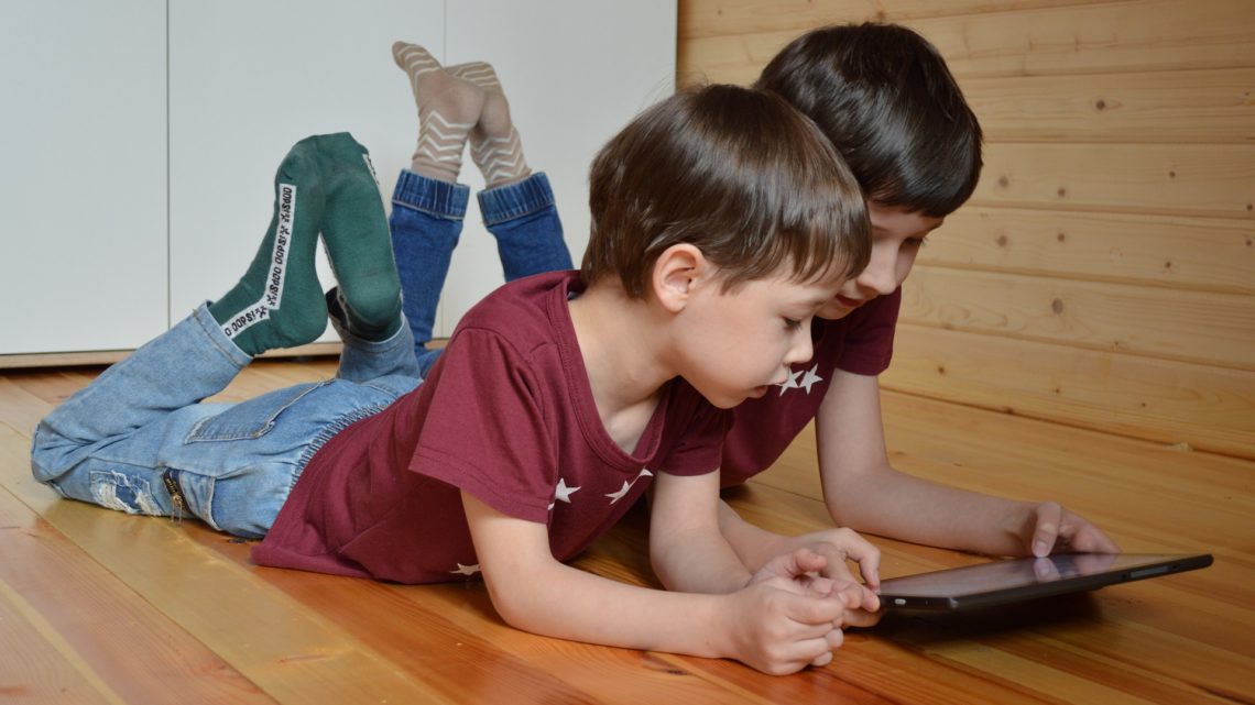Non,  les écrans ne nuisent pas aux compétences sociales des enfants