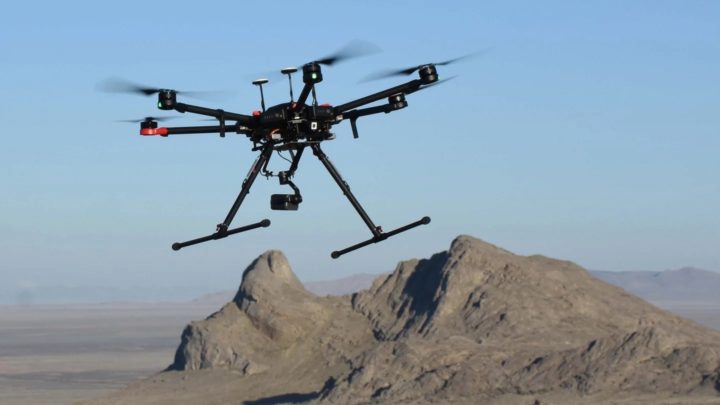 Un drone trouve les individus en détresse