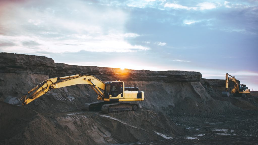 Une pelleteuse dans une mine à ciel ouvert.