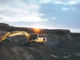 Une pelleteuse dans une mine à ciel ouvert.