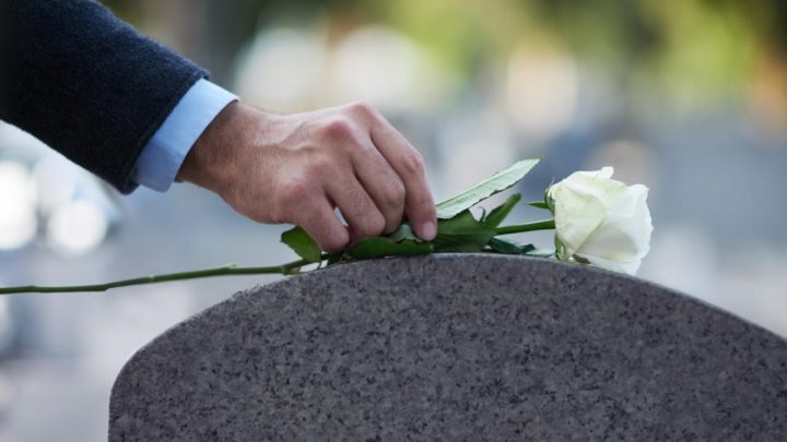 Une femme décédée communique via l’IA lors de ses funérailles