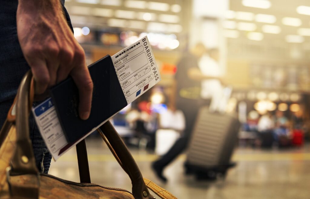 Un voyageur à l'aéroport.